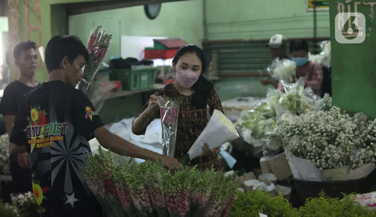 Pembeli memilih bunga yang dijual di Pasar Rawa Belong Jakarta, Jumat (29/10/2021). Status PPKM di DKI Jakarta yang diturunkan dari level 3 menjadi level 2 berimbas dengan penjualan bunga untuk dekorasi pernikahan yang kembali ramai, seperti di Pasar Bunga Rawa Belong. (Liputan6.com/Johan Tallo)