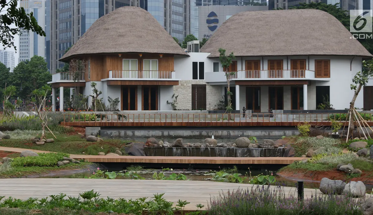 Sebuah bangunan tempat beristirahat berdiri di tengah area Hutan Kota di Kawasan Kompleks GBK, Jakarta, Rabu (19/9). Hutan kota dibangun di atas lahan bekas tempat latihan golf akan menjadi kawasan hijau rekreasi. (Liputan6.com/Helmi Fithriansyah)