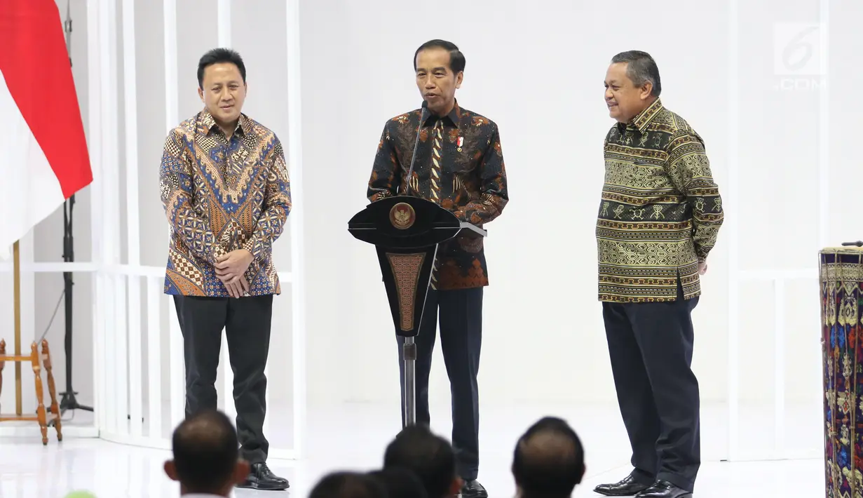 Presiden Jokowi didampingi Gubernur Bank Indonesia Perry Warjiyo dan Kepala Bekraf Triawan Munaf meresmikan pembukaan pameran Karya Kreatif Indonesia (KKI) 2019 di JCC Senayan, Jumat (12/7/2019). Pameran bertema Mendorong Pertumbuhan Melalui UMKM Go Export dan Go Digital. (Liputan6.com/Angga Yuniar)