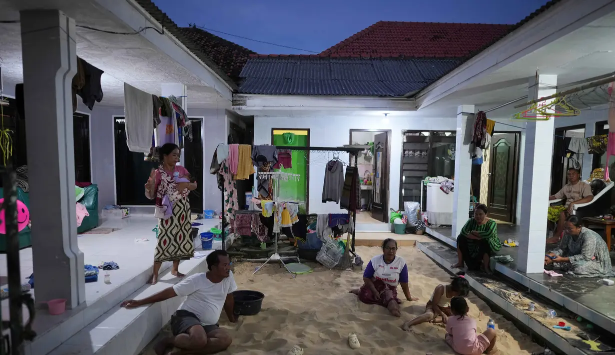 Warga desa di Desa Legung Timur, Sumenep, Madura, Jawa Timur memiliki kebiasaan unik, yaitu beraktifitas di dalam rumah termasuk tidur di atas pasir. (AP Photo/Dita Alangkara)