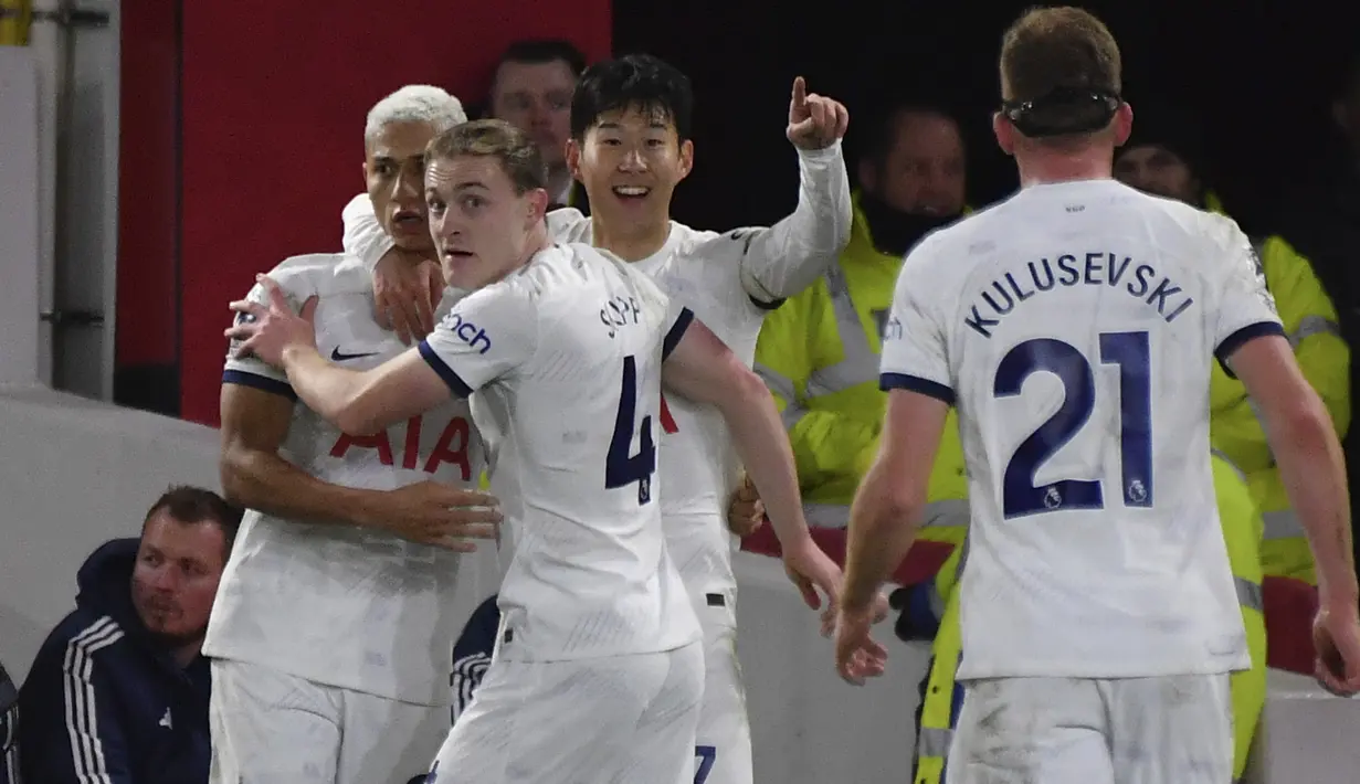 Para pemain Tottenham Hotspur berselebrasi setelah Richarlison, kiri, mencetak gol pembuka timnya ke gawang Nottingham Forest pada laga pekan ke-17 Premier League di The City Ground, Nottinham, Sabtu (16/12/2023) dini hari WIB.  (AP Photo/Rui Vieira)