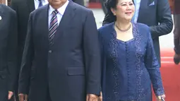 Presiden ke-6 RI Susilo Bambang Yudhoyono (SBY) bersama istrinya Ani Yudhoyono dan anaknya Edhie Baskoro Yudhoyono (Ibas) saat menghadiri prosesi pernikahan Kahiyang Ayu-Bobby Nasution di Graha Saba, Surakarta, Rabu (8/11). (Liputan6.com/Angga Yuniar)