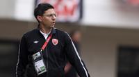 Pelatih PSM Makassar, Darije Kalezic, mengamati permainan anak asuhnya saat melawan Lao Toyota FC pada laga Piala AFC 2019 di Stadion Pakansari, Bogor, Rabu (13/3). PSM menang 7-3 atas Lao. (Bola.com/M. Iqbal Ichsan)