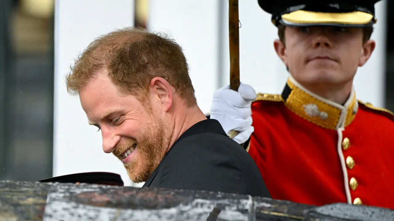 Pangeran Harry, Adipati Sussex dari Inggris meninggalkan Westminster Abbey setelah menghadiri penobatan Raja Charles III dari Inggris dan Permaisuri Camilla dari Inggris, di pusat kota London pada 6 Mei 2023.