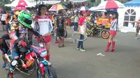 Persiapan pebalap sebelum start balapan Honda Dream Cup 2016 di Stadion Kanjuruhan, Malang, Minggu (1/5/2016). (Bola.com / Muhammad Wirawan Kusuma)