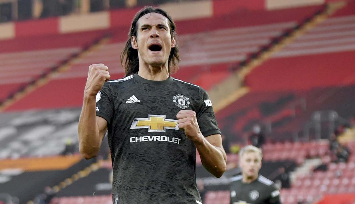 Striker Manchester United, Edinson Cavani, melakukan selebrasi usai mencetak gol ke gawang Southampton pada laga Liga Inggris di Stadion St. Mary's, Minggu (29/11/2020). MU menang dengan skor 3-2. (Mike Hewitt, Pool via AP)