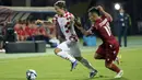 Pemain Kroasia Luka Modric (kiri) berebut bola dengan pemain Armenia Lucas Zelarayan pada pertandingan sepak bola Kualifikasi Euro 2024 di Stadion Republik Vazgen Sargsyan, Yerevan, Armenia, Senin (11/9/2023). (KAREN MINASYAN/AFP)