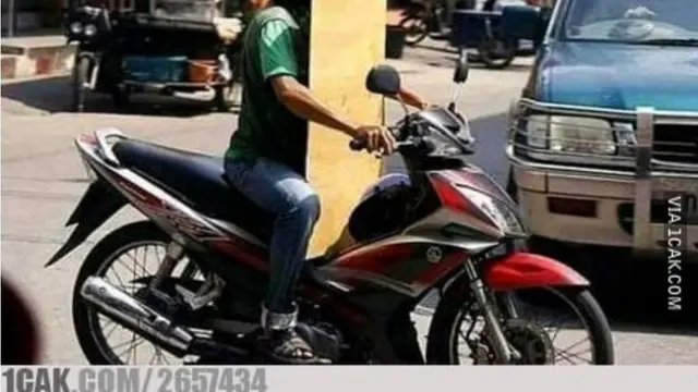 6 Gaya Bawa Barang di Motor yang Tak Boleh Ditiru