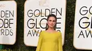 Penampilan aktris Natalie Portman di karpet merah acara penghargaan Golden Globe Awards 2017 di California, AS, Minggu (8/1). Natalie Portman hadir dalam balutan gaun kuning bersiluet lurus dari rumah mode Italia Prada. (AFP PHOTO/Valerie MACON)