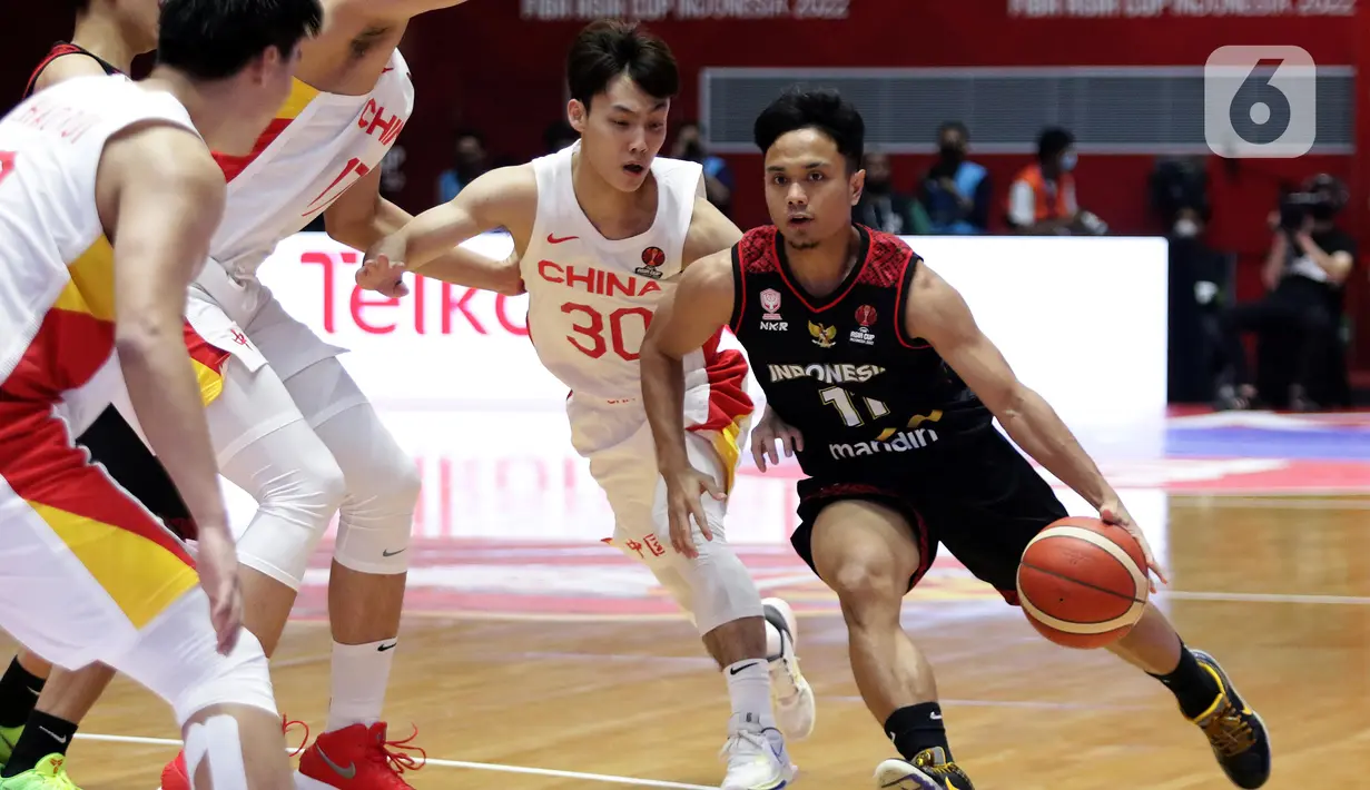 Pebasket Timnas Indonesia, Yudha Saputera (kanan) mencoba melewati adangan pemain China pada laga playoff perempat final FIBA Asia Cup 2022 di Istora Senayan, Jakarta, Senin (18/7/2022). Langkah timnas basket Indonesia di ajang FIBA Asia Cup 2022 terhenti usai menelan kekalahan telak 58-108 dari China. (Liputan6.com/Helmi Fithriansyah)