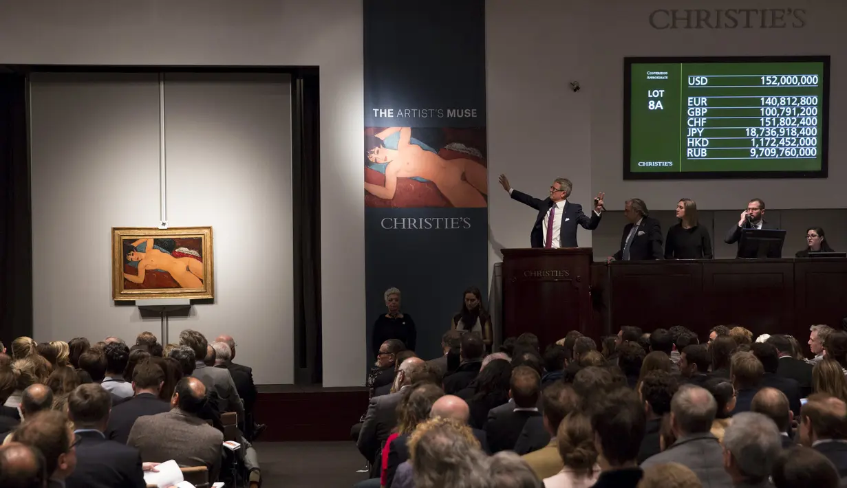 Jussi Pylkkanen memimpin lelang lukisan karya Amedeo Modigliani "Nu couche" berjudul "The Artis Muse" New York, USA (9/11). Lukisan karya Amedeo Modigliani ini terjual dengan harga $ 170,405,000.000 (sekitar 2 Triliun). (REUTERS/Andrew Kelly)