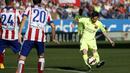 Duel panas terjadi di laga Liga Spanyol antara Atletico Madrid dengan Barcelona di Stadion Vicente Calderon, Senin (18/5/2015). Barcelona menang 1-0 atas Atletico Madrid. (Reuters/Juan Medina)