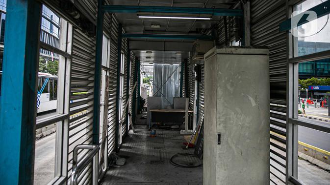 Bagian dalam Halte Bus Transjakarta Tosari lama yang sudah tidak digunakan di Jalan Jenderal Sudirman, Jakarta, Kamis (7/1/2021). Kondisi halte tersebut kini terbengkalai usai beroperasinya Halte Tosari baru dengan daya tampung yang bertambah dua kali lipat. (Liputan6.com/Faizal Fanani)