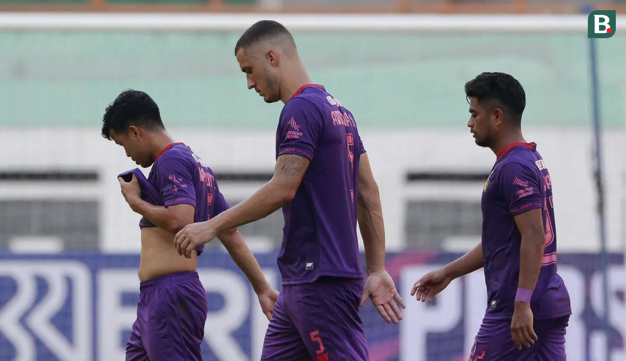 Para pemain Persik Kediri tertunduk lesu usai ditaklukkan PSM Makassar dalam laga pekan ke-4 BRI Liga 1 2021/2022 di Stadion Wibawa Mukti, Cikarang, Kamis (23/9/2021). Persik kalah 2-3. (Bola.com/M Iqbal Ichsan)