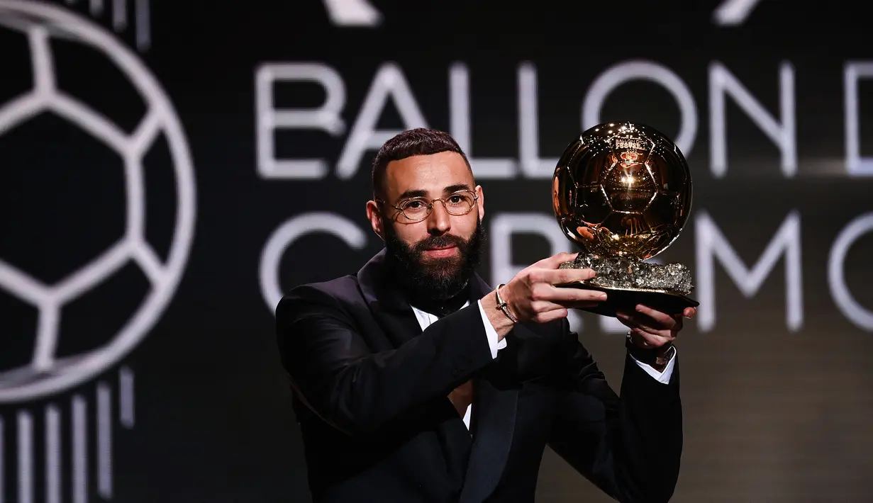 Karim Benzema. Striker Prancis berusia 34 tahun yang sejak awal musim 2008/2009 membela Real Madrid ini baru saja dinobatkan sebagai pesepak bola Prancis kelima yang meraih gelar Ballon d'Or pada edisi terkini 2022. Prestasinya pada periode tersebut tentu saja saat membawa Real Madrid menjadi kampiun Liga Spanyol dan Liga Champions pada musim 2021/2022, sekaligus menjadi top skor dalam dua ajang tersebut. (AFP/Franck Fife)