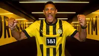 Borussia Dortmund baru saja mendatangkan Sebastien Haller dari Ajax Amsterdam menjelang bergulirnya musim 2022/2023. Tentunya menarik untuk menanti debut pemain yang baru saja sukses menjalani operasi tumor testis ini. Mampukah ia tampil moncer dengan langsung mencetak gol bagi Borussia Dortmund di laga pertamanya nanti dan bergabung dengan barisan 5 pendahulunya berikut ini? Tunggu tanggal mainnya. (bvb.de)