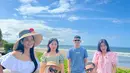 Tak sampai di situ, Titi Kamal merayakan ulang tahunnnya ini juga dengan liburan bersama para sahabatnya. Parasnya yang awet muda di usia 41 tahun pun banjir pujian. Parasnya yang cantik tampak terlihat bak ABG. (Liputan6.com/IG/@titi_kamall)