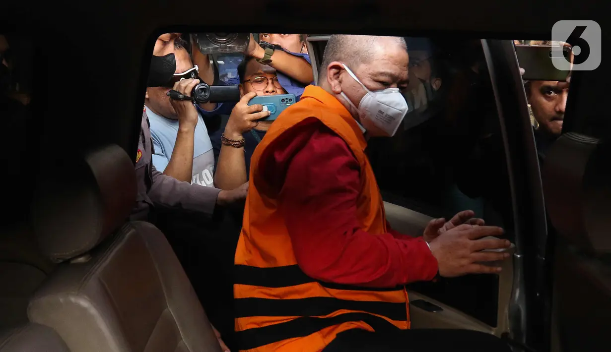 "Atas skenario tersebut, IK, JRK, dan TSS sepakat untuk mengikuti arahan LCSS sehingga apa yang disampaikan di hadapan tim penyidik tidak sesuai dengan fakta yang sebenarnya sehingga menghambat kerja dari tim penyidik," kata Ghufron. (Liputan6.com/Herman Zakharia)