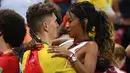 Bek Belgia, Thomas Meunier (kiri) merayakan kemenangan dengan pacarnya setelah mengalahkan Brasil pada laga perempat final Piala Dunia 2018 di Stadion Kazan Arena, Jumat (6/7). Belgia sukses memulangkan Brasil dengan skor  2-0. (AFP/Jewel SAMAD)