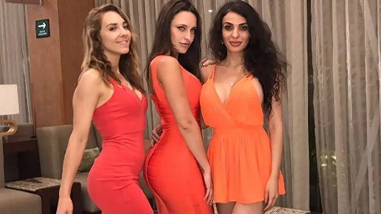 Tiga model majalah Playboy berpose setelah sempat ditahan oleh otoritas Meksiko
