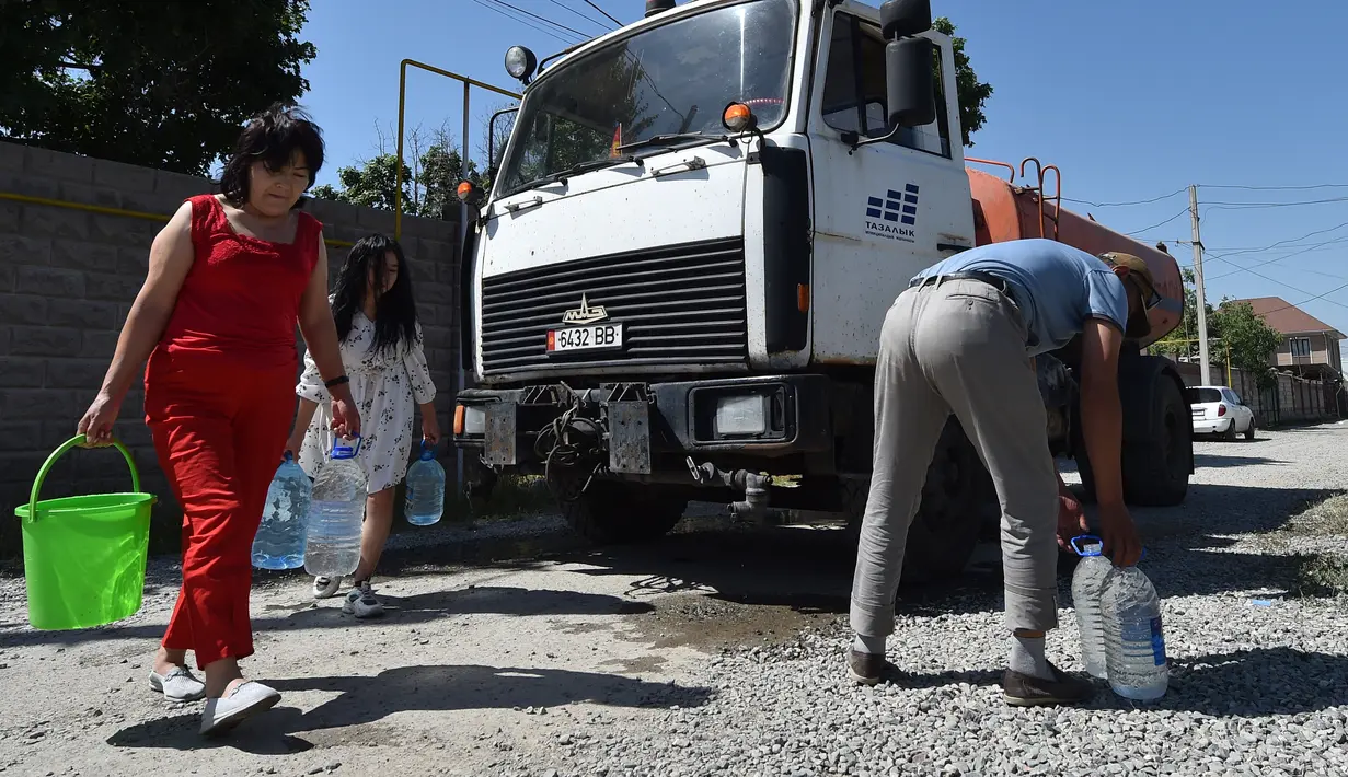 Di distrik-distrik selatan kota, penduduk bergantung pada botol-botol plastik berisi air yang didistribusikan oleh pemerintah kota saat suhu udara mendekati 40 derajat Celsius. (VYACHESLAV OSELEDKO / AFP)
