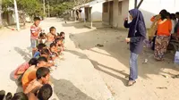 Anak-anak orang rimba di Kampung Kalukup, Bungo, Jambi, saat pertama kali belajar menggosok gigi. (Liputan6.com/ Dok. Dessy Rizky)