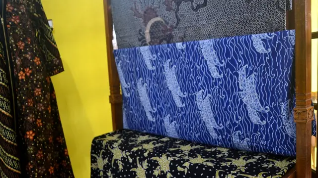 Batik tulis Cilacap bercerita soal legenda perang melawan bajak laut, era kejayaan laut, keindahan dan potensi Cilacap. (Foto: Liputan6.com/Muhamad Ridlo)