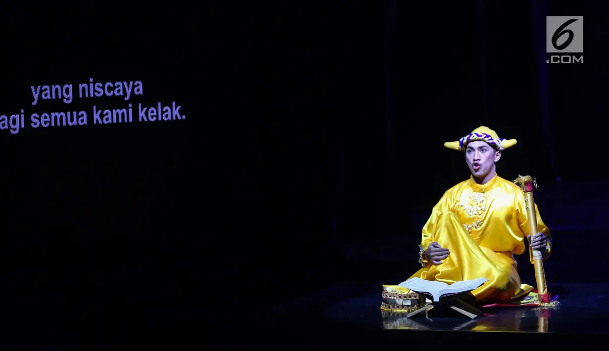 Pemain mempersembahkan pertunjukan teater I LA GALIGO di Ciputra Artpreneur Theater, Jakarta, Rabu (3/6/2019). Pementasan musik-teater yang diadaptasi dari ‘Sureq Galigo’ merupakan wiracarita mitos penciptaan suku Bugis (circa abad 13 dan 15) dalam bentuk syair. (Liputan6.com/Fery Pradolo)