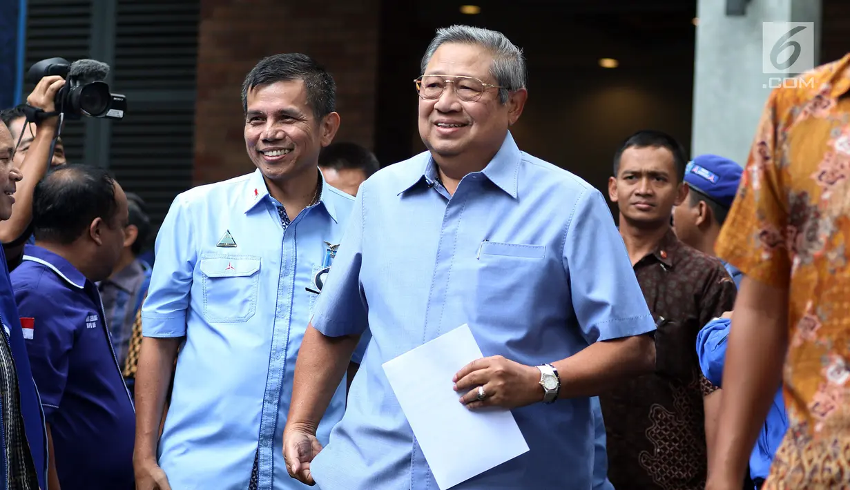 Ketua Umum Partai Demokrat SBY saat memberi keterangan pers di Jakarta, Selasa (6/2). SBY mengatakan, penjelasan pengacara Setya Novanto, Firman Wijaya dan mantan kader Demokrat Mirwan Amir tentang pencatutan namanya tidak benar. (Liputan6.com/JohanTallo)
