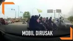 Salah satu rombongan mobil pengantar jenazah bertindak anarkis di Jalan Raya Cakung-Cilincing. Sebuah mobil dirusak karena dianggap menghalangi jalan mobil pengantar jenazah.