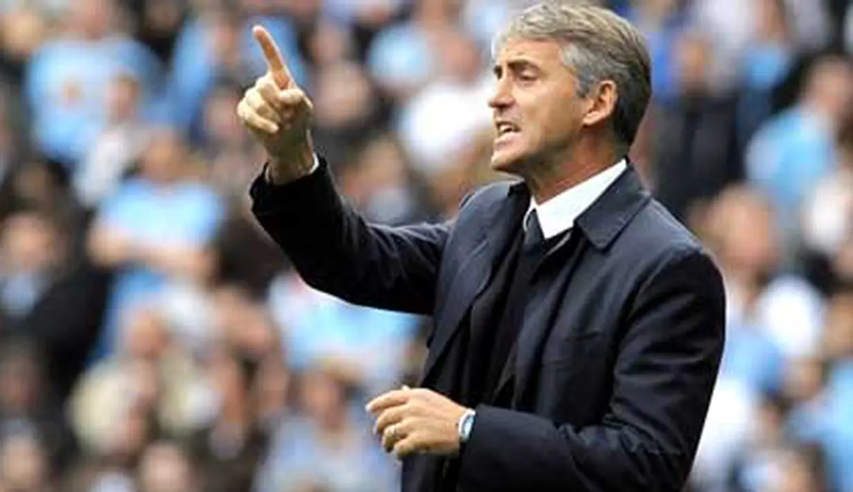 Gaya manajer Manchester City asal Italia Roberto Mancini saat memberi instruksi kepada para pemainnya di laga EPL melawan Blackburn Rovers di City of Manchester Stadium,11 September 2010. AFP PHOTO / ANDREW YATES