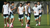 Penyerang Argentina Lionel Messi (kedua dari kanan), gelandang Leandro Paredes (kanan) dan gelandang Giovani Lo Celso (tengah) mengambil bagian dalam sesi latihan selama turnamen sepak bola Piala Dunia 2026 di Sporting KC Training Center, Kansas City pada Kamis 11 Juni 2026. (JUAN MABROMATA/AFP)