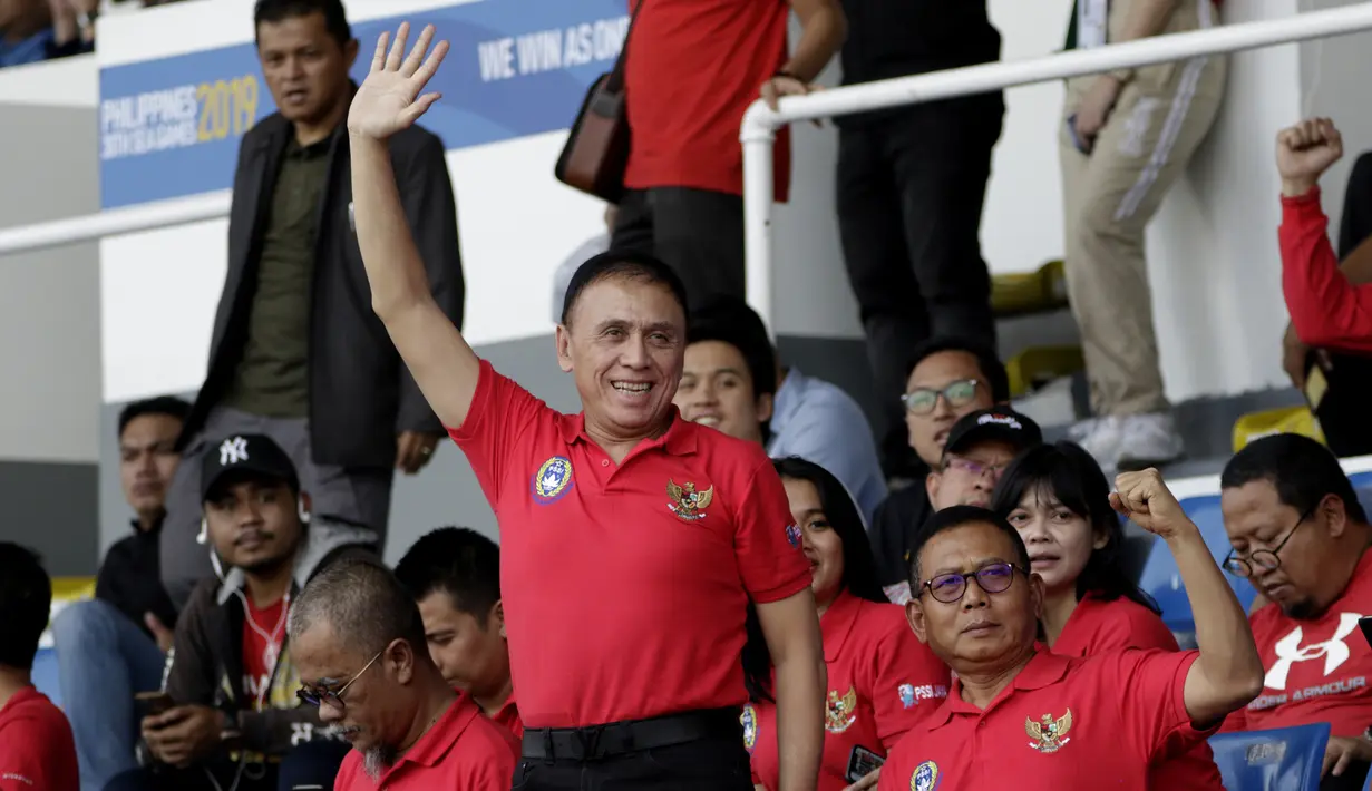 Ketua Umum PSSI, Mochamad Iriawan, melambaikan tangan saat menonton Timnas Indonesia U-22 melawan Thailand pada SEA Games 2019 di Stadion Rizal Memorial, Manila, Selasa (26/11). Indonesia menang 2-0 atas Thailand. (Bola.com/M Iqbal Ichsan)