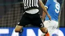 Penyerang Napoli, Gonzalo Higuain (kanan) berebut bola udara dengan bek Juventus, Giorgio Chiellini pada lanjutan liga Italia di Stadion San Paolo, Minggu (27/9/2015). Napoli menang atas Juventus dengan skor 2-1. (REUTERS/Ciro De Luca)