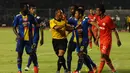 Sempat terjadi aksi protes dari pemain kedua kesebelasan kepada wasit Dodi SP yang memimpin laga antara Persija Jakarta dan Arema Cronus di Stadion GBK Jakarta, Minggu (4/5/2014). (Liputan6.com/Helmi Fithriansyah)