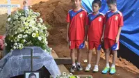 Tangis Bocah SD di Pemakaman Ayah dan Anak Korban AirAsia