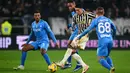Pemain Juventus, Dusan Vlahovic (tengah), mengontrol bola dan berusaha melewati hadangan dua pemain Napoli dalam pertandingan pekan ke-15 Liga Italia 2023/2024 yang berlangsung di Allianz Stadium, Sabtu (9/12/2023) dini hari WIB. (AFP/Marco Bertorello)