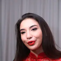 "Olahraga, yoga, ada treatment estetik dan nano filosofi jadi terbantu. Saya jarang sekali gym, paling lihat di youtube," pungkas Manohara. (Nurwahyunan/Bintang.com)