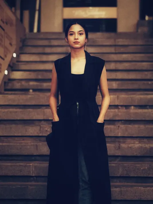 Ya, lagi-lagi berwarna hitam. Kali ini Putri Marino benar-benar tampil dengan sederhana namun elegan. Dari busana dan makeupnya yang dipakainya terkesan natural dan tak berlebihan. (Instagram/putrimarino)