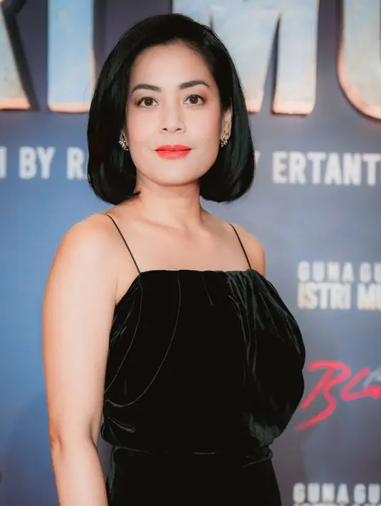 Lulu Tobing melengkapi tampilannya dengan anting-anting emas. Ia pun tanpa mengenakan aksesori, menguat dress berbahan beludru tersebut menjadi on point. [@armanfebrayan]