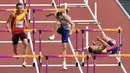 Pelari asal Serbia, Mihail Dudas terjatuh saat mengikuti lari dengan nomor halang rintang 110m pada World Athletics Championships, London (12/8/2017). (AP/David J. Phillip)