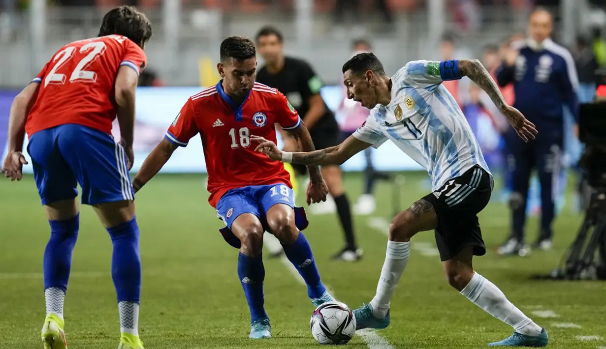 Pemain Argentina Angel Di Maria (kanan) berebut bola dengan pemain Chile Sebastian Vegas (tengah) dan Ben Brereton (kiri) pada pertandingan sepak bola Kualifikasi Piala Dunia 2022 di Stadion Zorros del Desierto, Calama, Chile, 27 Januari 2022. Argentina menang 2-1. (Esteban Felix/POOL/AFP)