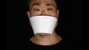 Edmond Kok, aktor dan desainer kostum teater Hong Kong, mengenakan masker wajah yang terbuat dari wadah take away di Hong Kong pada 6 Agustus 2020. Sepanjang pandemi, Edmond telah membuat lebih dari 170 masker yang terinspirasi oleh pandemi dan masalah politik Hong Kong. (AP Photo/Vincent Yu)