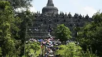  Wisatawan menaiki tangga menuju Candi Borobudur, Magelang, Jawa Tengah. Liburan akhir pekan bertepatan dengan Paskah 2011 ini jumlah pengunjung Borobudur meningkat mencapai 30 persen.(Antara).