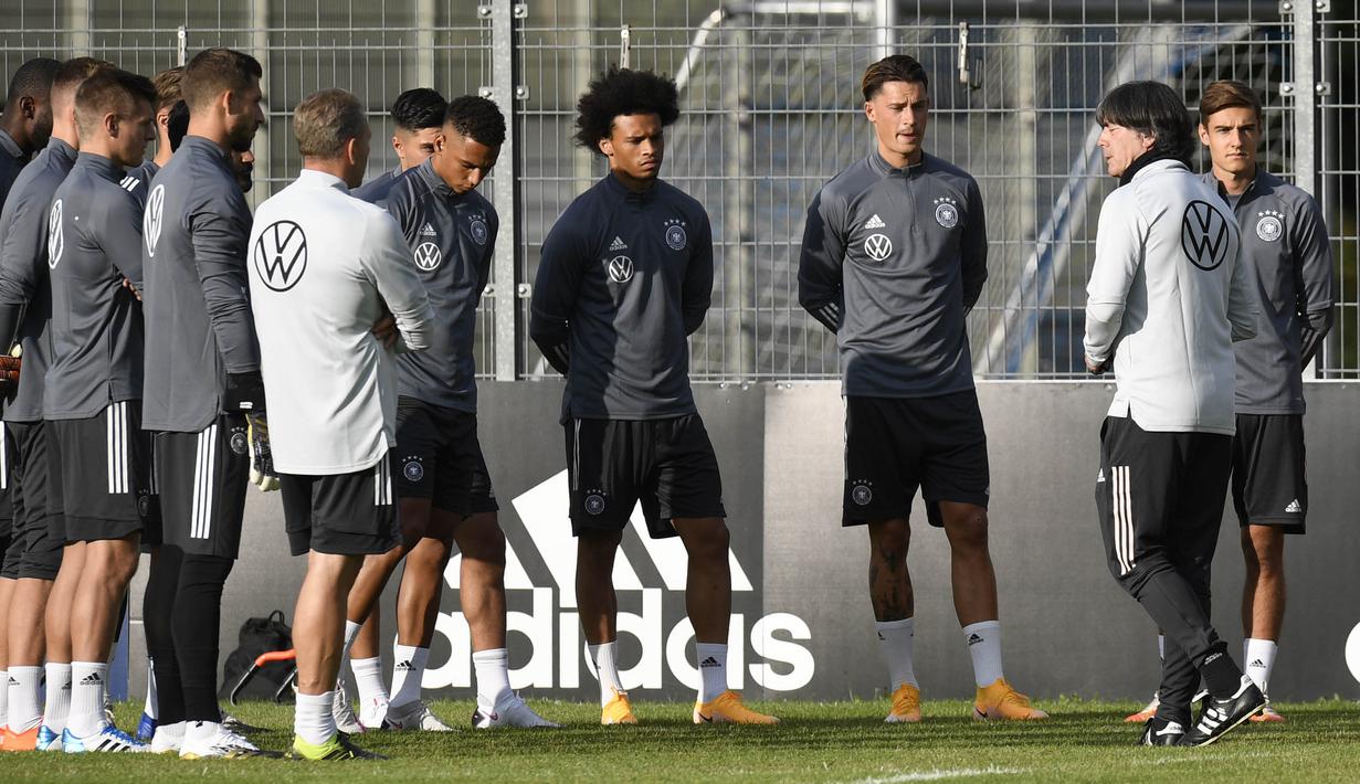 Pelatih Timnas Jerman, Joachim Loew, memimpin sesi latihan jelang laga UEFA Nations League di Stuttgart, Senin (31/8/2020). Jerman akan berhadapan dengan Spanyol. (AFP/Thomas Kienzle)