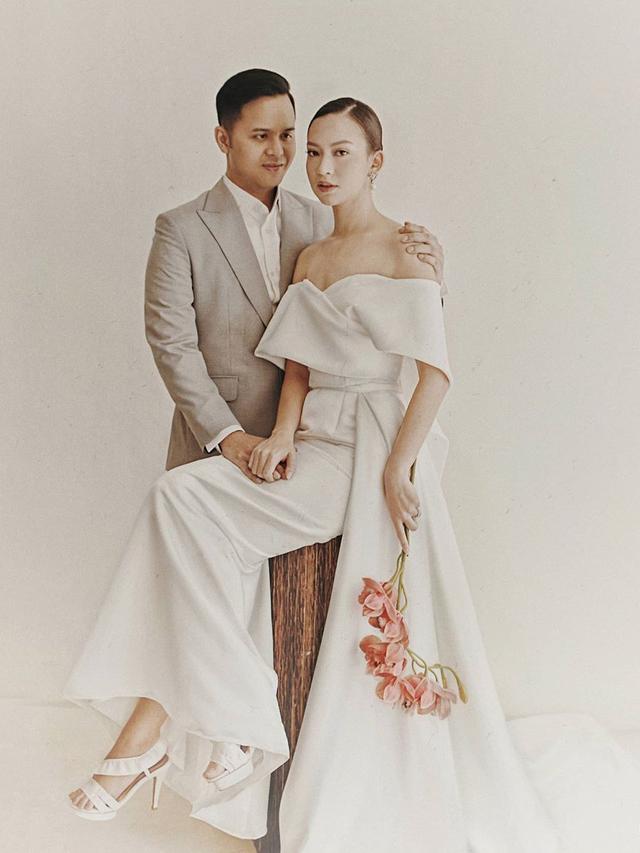 6 Potret Prewedding Karina Nadila Berkonsep Serba Putih, Tampil Elegan