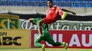 Pemain Martapura FC, Gideon Huwae melompat saat laga Piala Presiden melawan Persebaya United di Stadion Si Jalak Harupat, Bandung, Rabu (2/9/2015). Pertandingan berakhir imbang 0-0.(Bola.com/Peksi Cahyo)
