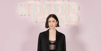 Saat hadiri photocall Emily in Paris pada 12 September 2024 di Paris, Lily Collins kembali tampil edgy serba hitam.  [Dok/Dior].