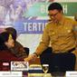 Menko PMK, Puan Maharani (kiri) bersalaman dengan Mendagri Tjahjo Kumolo jelang rakor tingkat menteri di Jakarta, Senin (20/2). Rapat membahas persiapan pelaksanaan Asian Games 2018 di Jakarta dan Palembang. (Liputan6.com/Helmi Fithriansyah)