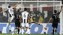 Kiper AC Milan, Gianluigi Donnarumma, berjibaku saat menghalau bola pemain Juventus pada laga pekan ke-9 Serie A 2016-2017, di San Siro, Minggu (23/10/2016) dini hari WIB. Ma. (AFP/Marco Bertorello)